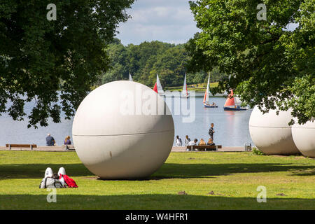 Lac Aasee dans MŸnster,Allemagne, objets d'art 'Giant' Poolballs, bateaux à voile, Banque D'Images
