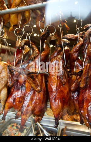 SAN FRANCISCO, California, UNITED STATES - 25 NOV 2018 : Le corps du canard rôti au marché alimentaire de la ville, restaurant chinois, les carcasses de canards entiers pendaison Banque D'Images