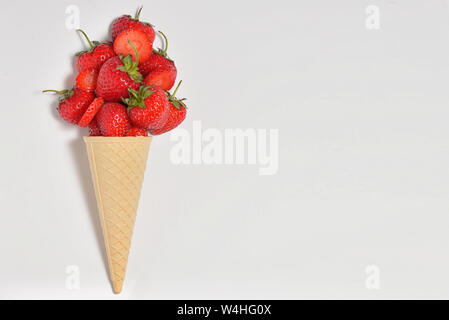 Les fraises de la crème glacée en cornet gaufré Banque D'Images