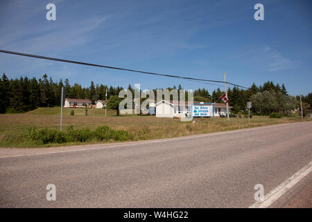 Ingonish, Cap-Breton, Nouvelle-Écosse : 24 juillet, 2016- La Brise de Mer Cottages and motel le long de l'océan sur la Piste Cabot Banque D'Images