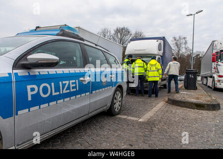 Les contrôles de police sur l'autoroute A3 près de Solingen, vérifie sur le centre de gravité de camions, de contrôle à l'Ohligser Heide West aire de repos, l'Allemagne, Banque D'Images