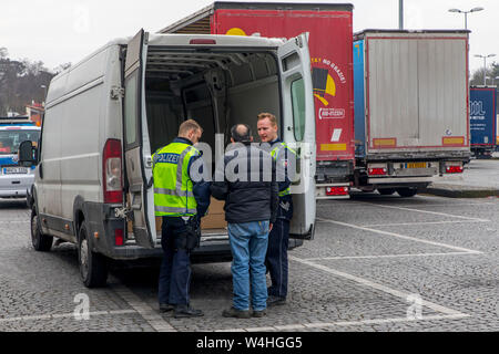 Les contrôles de police sur l'autoroute A3 près de Solingen, vérifie sur le centre de gravité de camions, de contrôle à l'Ohligser Heide West aire de repos, l'Allemagne, Banque D'Images