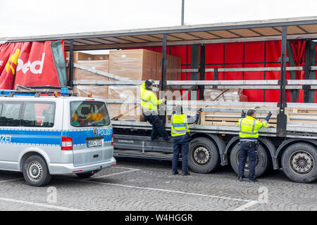 Les contrôles de police sur l'autoroute A3 près de Solingen, vérifie sur le centre de gravité de camions, de contrôle à l'Ohligser Heide West aire de repos, l'Allemagne, Banque D'Images