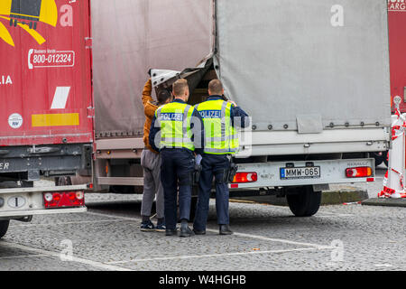 Les contrôles de police sur l'autoroute A3 près de Solingen, vérifie sur le centre de gravité de camions, de contrôle à l'Ohligser Heide West aire de repos, l'Allemagne, Banque D'Images