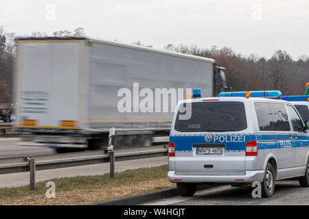 Les contrôles de police sur l'autoroute A3 près de Solingen, vérifie sur le centre de gravité de camions, de contrôle à l'Ohligser Heide West aire de repos, l'Allemagne, Banque D'Images