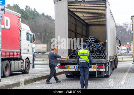 Les contrôles de police sur l'autoroute A3 près de Solingen, vérifie sur le centre de gravité de camions, de contrôle à l'Ohligser Heide West aire de repos, l'Allemagne, Banque D'Images