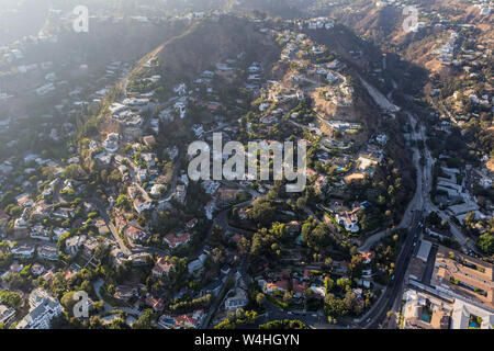 Vue aérienne de la colline raide homes près de Laurel Canyon Blvd dans les collines au-dessus de West Hollywood et Los Angeles, en Californie. Banque D'Images