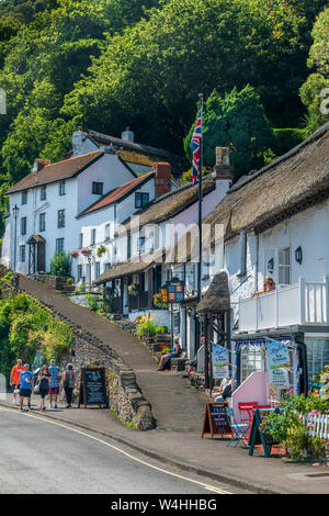 Lynmouth Harbour, North Devon, Angleterre. Le mardi 23 juillet 2019. Météo britannique. Avec des températures de planeur sous un ciel bleu, les vacanciers bénéficient à profiter du soleil dans le port pittoresque à Lynmouth dans le Nord du Devon. Credit : Terry Mathews/Alamy Live News Banque D'Images