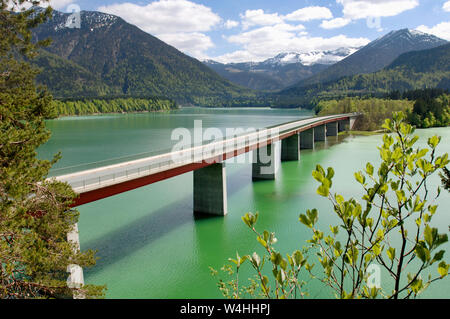 Pont sur le lac de Sylvenstein en Bavière Banque D'Images