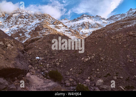 Chaîne de montagnes du Haut Atlas au Maroc l'Afrique avec un petit village de montagne de haute altitude Banque D'Images