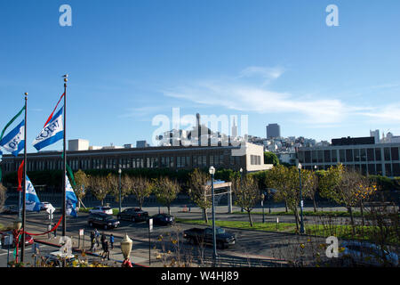 SAN FRANCISCO, California, UNITED STATES - 25 NOV 2018 : Vue aérienne du boulevard d'Embarcadero et Telegraph Hill de Pier 39. La Coit Tower Banque D'Images