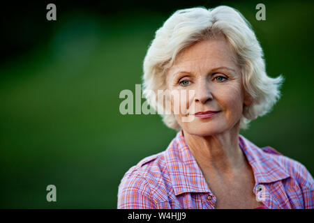 Femme mature à l'extérieur. Banque D'Images