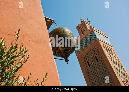 Vue sur la mosquée de Marrakech près de Medina Maroc en Afrique du Nord Banque D'Images