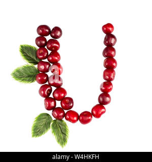 Une lettre de l'alphabet anglais U de cerises mûres. Isoler sur fond blanc. L'été, concept en bonne santé. Petits fruits juteux. Banque D'Images