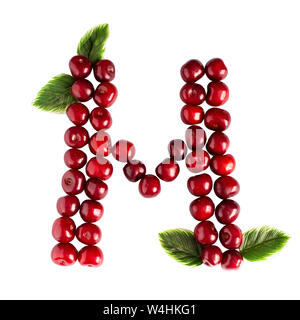 Une lettre Anglaise M Alphabet de cerises mûres. Isoler sur fond blanc. L'été, concept en bonne santé. Petits fruits juteux. Banque D'Images
