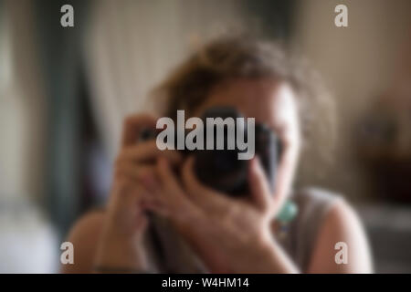 Photographe avec appareil photo. Des photos de femme Banque D'Images