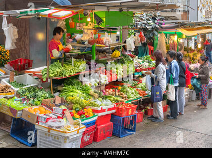 Produire stand au marché le Gage Street, Central district, l'île de Hong Kong, Hong Kong, Chine Banque D'Images