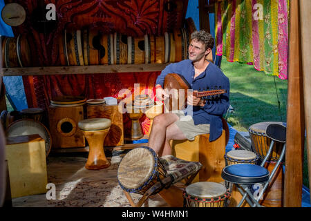 Homme jouant oud en stand avec percussion et autres instruments, Vancouver Folk Music Festival, Vancouver, British Columbia, Canada Banque D'Images