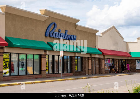 Crystal, Minnesota - Juillet 21, 2019 : de l'extérieur d'un magasin de vêtements Arc-en-ciel dans un centre commercial. Cette appareal détaillant vend des vêtements à la mode, fast fashion f Banque D'Images