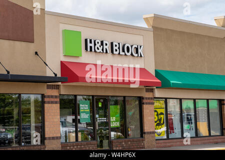 Crystal, Minnesota - Juillet 21, 2019 : extérieur d'un magasin H&R Block, une entreprise de préparation d'impôt américain Banque D'Images