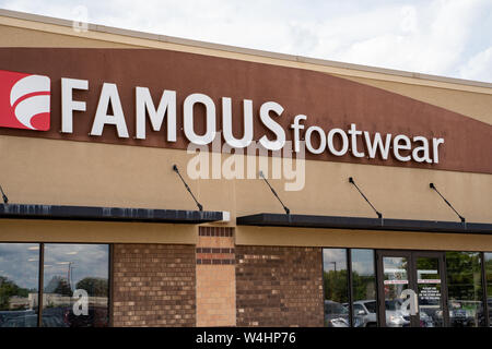 Crystal, Minnesota - Juillet 21, 2019 : de l'extérieur d'un célèbre magasin de chaussures dans un centre commercial Banque D'Images