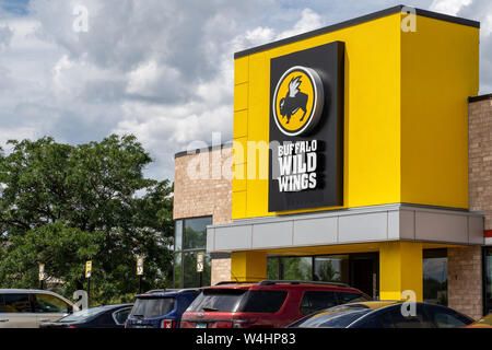 Crystal, Minnesota - Juillet 21, 2019 : de l'extérieur d'un restaurant de la chaîne Buffalo Wild Wings. Également connu sous le nom de B-Dubs, ce dîner-in création vend chicken Banque D'Images