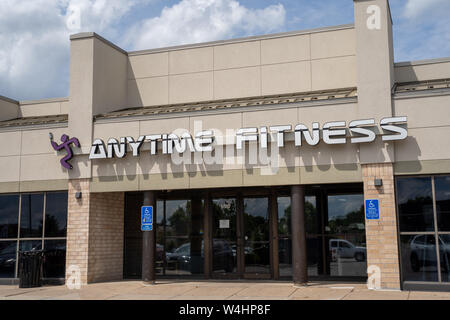 Crystal, Minnesota - Juillet 21, 2019 : extérieur d'une salle de sport Fitness à tout moment et un centre de remise en forme, situé dans un centre commercial Banque D'Images