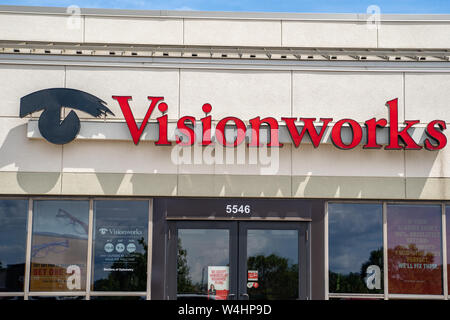 Crystal, Minnesota - Juillet 21, 2019 : de l'extérieur d'un Visionworks soin des yeux Lunettes optique magasin spécialisé Banque D'Images