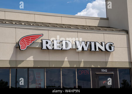 Crystal, Minnesota - Juillet 21, 2019 : de l'extérieur d'un Red Wing Shoe store société. Cette marque de chaussures est faite au Minnesota Banque D'Images