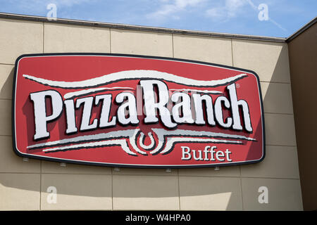 Crystal, Minnesota - Juillet 21, 2019 : de l'extérieur d'un restaurant buffet pizza Pizza Rach. Ces buffets sont connus pour leur old west themeing et décoration Banque D'Images