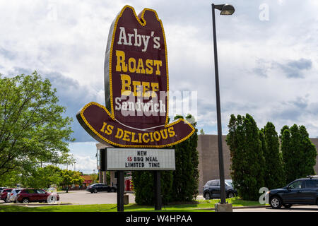 Crystal, Minnesota - Juillet 21, 2019 : chapeau de cow-boy classique style old-school Arby's Roast Beef signe pour la restauration rapide. Vue paysage Banque D'Images