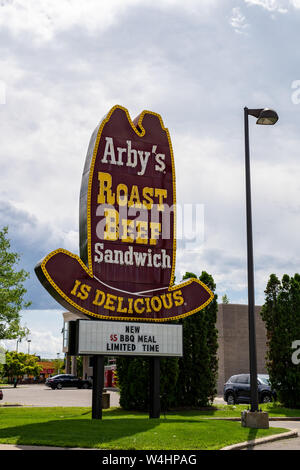 Crystal, Minnesota - Juillet 21, 2019 : chapeau de cow-boy classique style old-school Arby's Roast Beef signe pour la restauration rapide. Vue portrait Banque D'Images