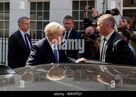 Le jour que le parti conservateur à l'élection de son chef et le premier ministre du pays, Boris Johnson entre dans sa voiture pour conduire à la QE2 Center à proximité pour le résultat des élections, le 23 juillet 2019, à Westminster, Londres, Angleterre. Banque D'Images