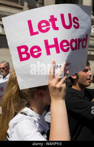 Le jour que le parti conservateur à l'élection de son chef et le premier ministre du pays, Boris Johnson, les manifestants qui veulent un vote des peuples se rassemblent à l'extérieur du QE2 Centre d'apprendre le résultat, le 23 juillet 2019, à Westminster, Londres, Angleterre. Banque D'Images