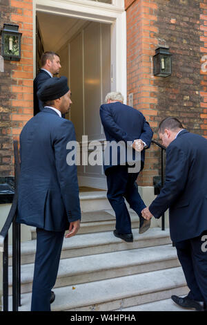 Le jour que le parti conservateur à l'élection de son chef et le premier ministre du pays, Boris Johnson retourne à la propriété de grand collège Street que lui et son équipe de campagne ont été à l'aide (avec la permission de Sky TV conseil d'Andrew Griffith) après le résultat à la QE2 à proximité du centre, le 23 juillet 2019, à Westminster, Londres, Angleterre. Banque D'Images