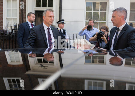 Le jour que le parti conservateur à l'élection de son chef et le premier ministre du pays, Boris Johnson entre dans sa voiture après avoir quitté l'établissement à grande rue College que lui et son équipe de campagne ont été à l'aide (avec la permission de Sky TV conseil d'Andrew Griffith), le 23 juillet 2019, à Westminster, Londres, Angleterre. Banque D'Images