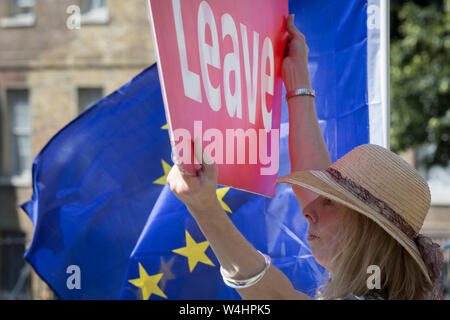 Le jour que le parti conservateur à l'élection de son chef et le premier ministre du pays, Boris Johnson, Brexiteers montrer leur appui sur College Green après le résultat, le 23 juillet 2019, à Westminster, Londres, Angleterre. Banque D'Images
