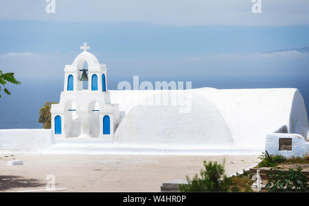 Îles grecques clocher de style église de village d'Oia, Santorin, Grèce Banque D'Images