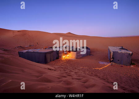 Belle soirée dans un camp dans le désert du Sahara au Maroc Sud Banque D'Images