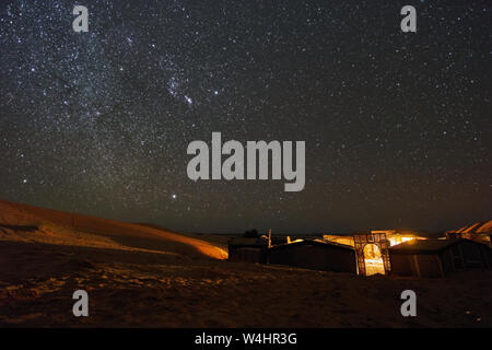 Étoiles brillantes au-dessus des tentes du camp en désert du Sahara au Maroc Sud Banque D'Images