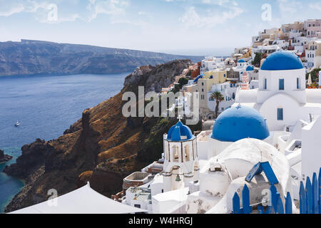 Dômes bleus et clocher des églises à Oia, Santorin, Grèce. Le bord de la caldeira avec les dômes bleus des églises, à l'avant-plan, sélective Banque D'Images