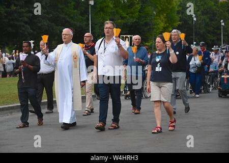 Pèlerins à la procession mariale à Lourdes, France Banque D'Images