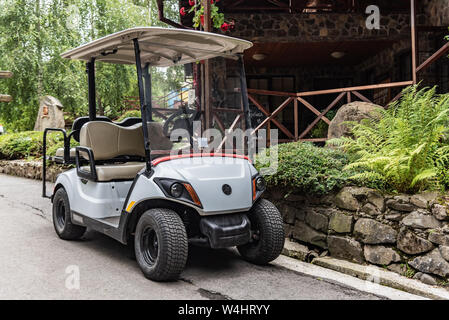 Golfmobile pour le transport de touristes et athlètes dans le stationnement. Banque D'Images