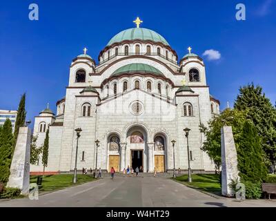 Vue de face de l'église de Saint Sava (Hram Svetog Save en serbe), l'une des plus grandes églises orthodoxes du monde, située à Belgrade, Serbie Banque D'Images