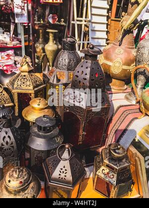 Lanternes traditionnelles arabes vendu au marché le Souq Waqif à Doha, Qatar, le Moyen-Orient. Banque D'Images