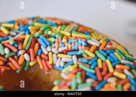 Gros plan de saupoudrées colorées sur le donut. Banque D'Images