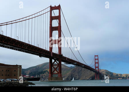 Vue sur le Golden Gate Bridge à San Francisco, Californie du Presidio Park. Banque D'Images