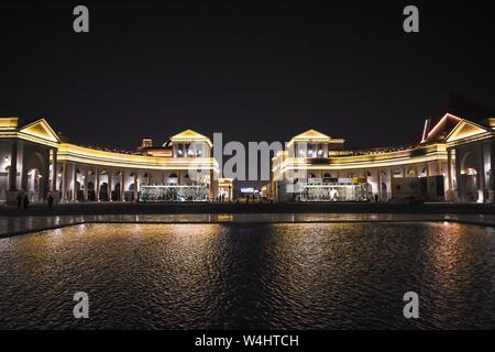 Bâtiments à Katara Cultural Village vu de l'ensemble de l'eau dans une fontaine, à Doha, au Qatar. Banque D'Images