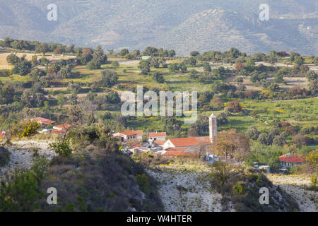 Rural traditionnel pittoresque grec mountaine view, olives et d'autres arbres poussent sur des pentes, Maisons à toits rouges Banque D'Images