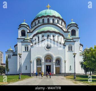 Vue de face de l'église de Saint Sava (Hram Svetog Save en serbe), l'une des plus grandes églises orthodoxes du monde, située à Belgrade, Serbie Banque D'Images